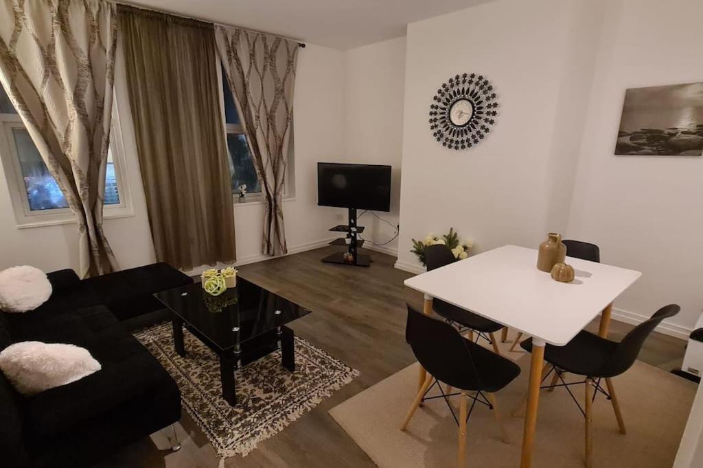 Luxury 1 Bedroom Flat In The Heart Of Wood Green Londra Esterno foto