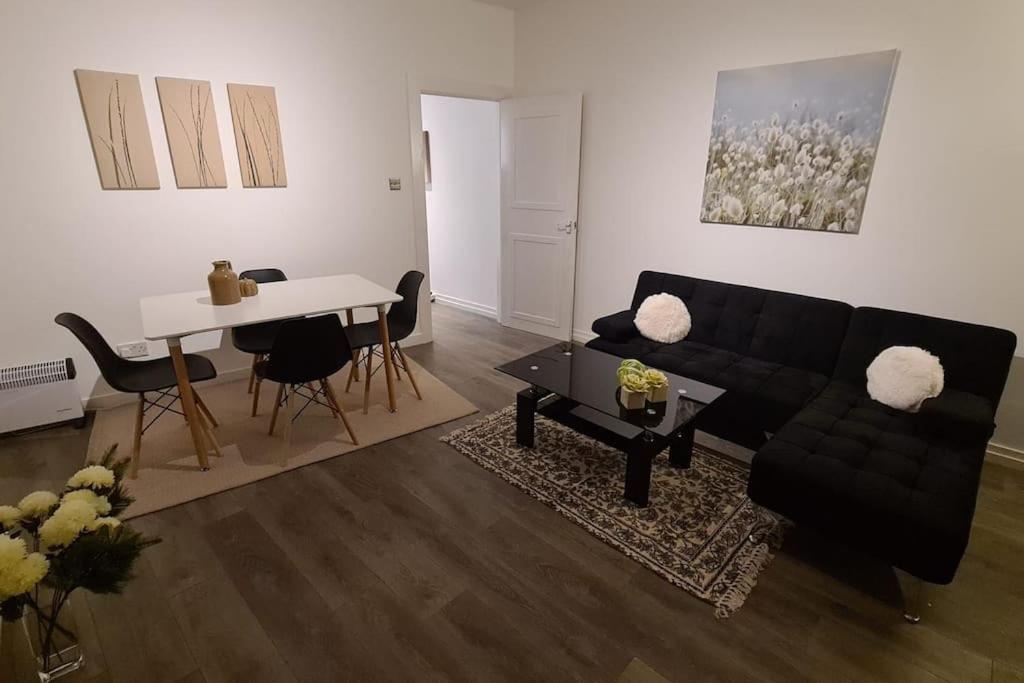 Luxury 1 Bedroom Flat In The Heart Of Wood Green Londra Esterno foto