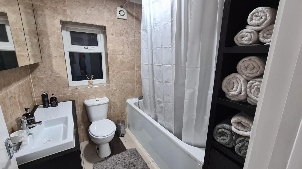 Luxury 1 Bedroom Flat In The Heart Of Wood Green Londra Esterno foto