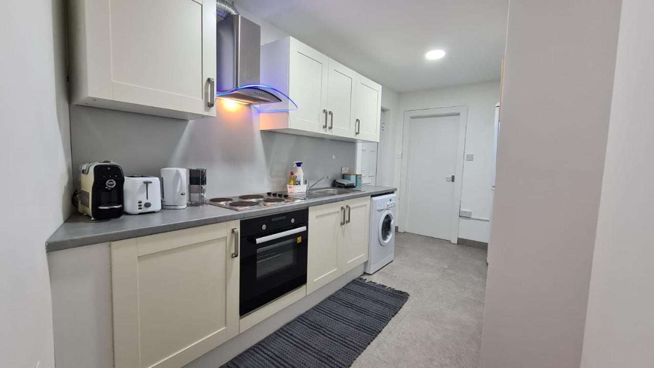 Luxury 1 Bedroom Flat In The Heart Of Wood Green Londra Esterno foto
